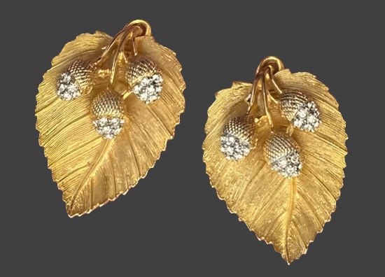 Berry and leaves textured gold tone earrings