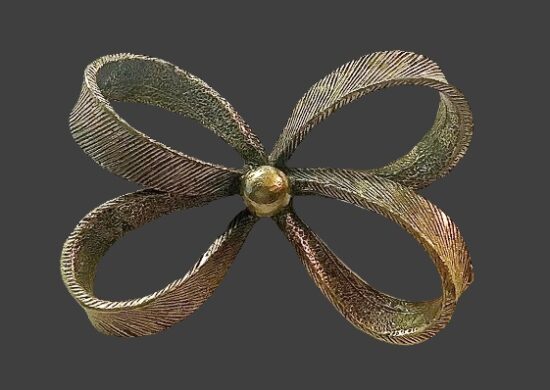 Bow gold plated brooch