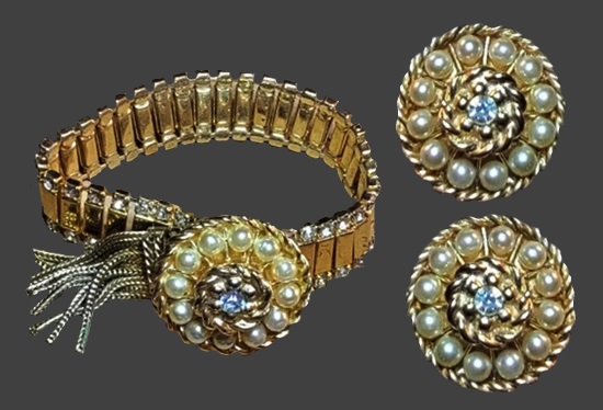 Bracelet and clip-on earrings of gold tone, faux pearls, rhinestones