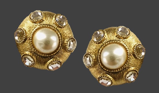 Button design gold tone rhinestone faux pearl clip earrings