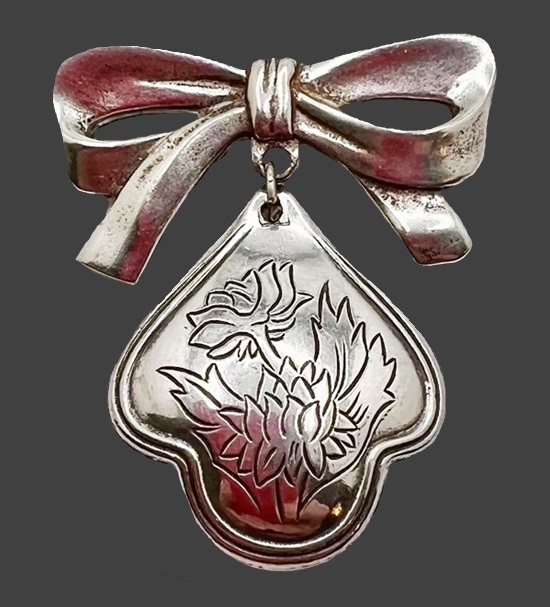 Chrysanthemum flower of November pewter dangle bow brooch