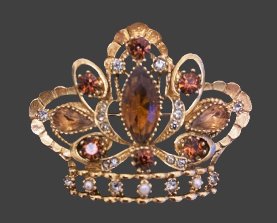 Crown gold tone enamel rhinestone brooch pin. 5.5 cm. 1960s
