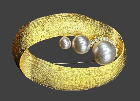 Faux pearl brushed gold tone oval brooch pin