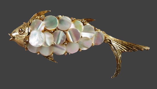 Fish gold tone mother-of-pearl scales brooch pin. 8 cm. 1950s