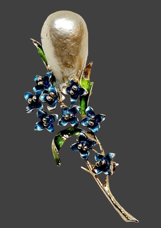 Forget-me-not floral branch of gold tone, enamel, faux pearl. 7 cm. 1950s