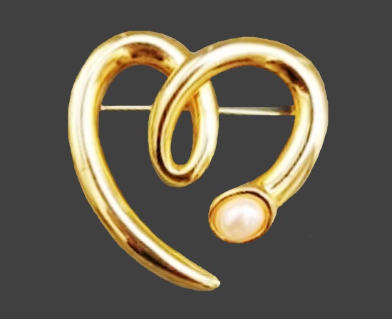 Heart shape gold tone faux pearl brooch pin
