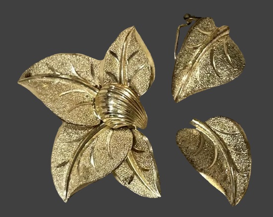 Leafy plant brooch and earrings of gold tone