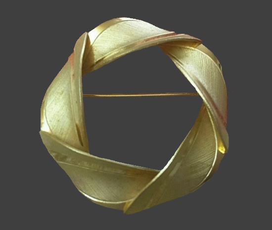Matte gold tone ribbon circle brooch pin