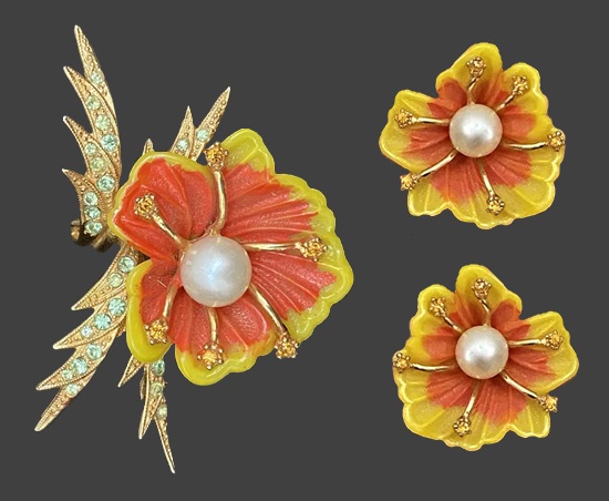 Orange flower gold tone rhinestone plastic faux pearl brooch pin and earrings
