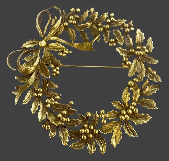 Poinsettia wreath Christmas gold tone brooch pin