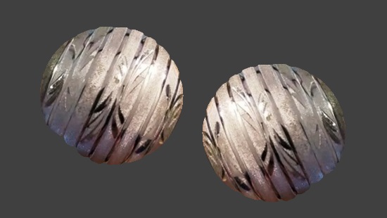 Round 14 K white gold stud earrings
