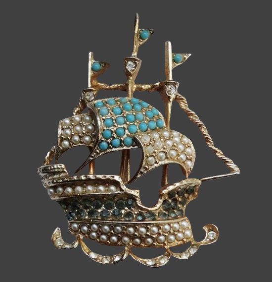 Sail boat gold tone faux pearl rhinestone brooch. 4.5 cm. 1960s