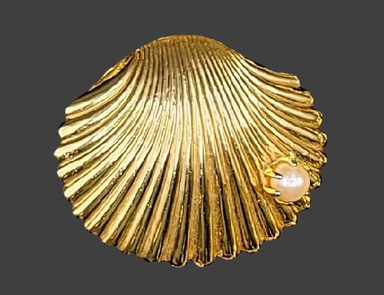 Sea shell locket pendant of gold tone, faux pearl