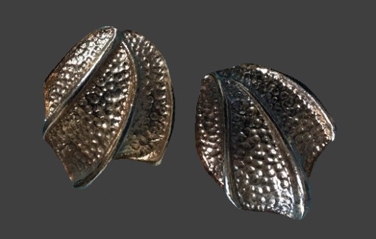 Textured gold tone shoe clips