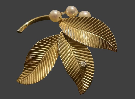 Three-leaf textured gold filled faux pearl brooch pin