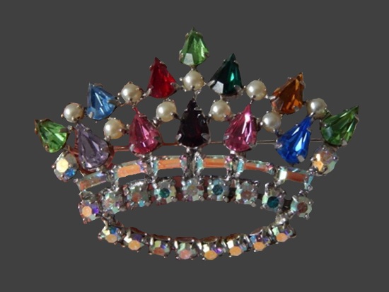 Family crown brooch, silver tone, Aurora Borealis rhinestones, faux pearls, colored crystals. 5 cm, 1960s