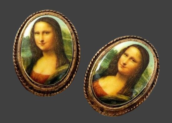 Mona Lisa button cover. Gold tone metal alloy, glass cabochons. 3.5 cm. 1980s