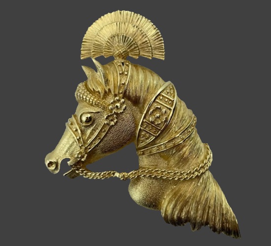 Circus horse head textured gold plated brooch