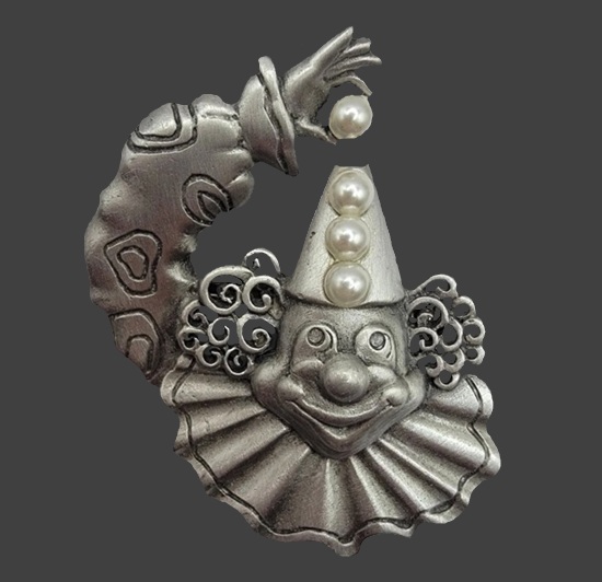 Pewter faux pearl clown pin