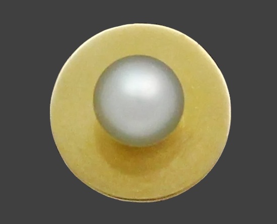 18 K gold cultured pearl stud button