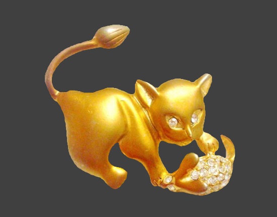 A cat hunting a mouse gold tone rhinestone brooch