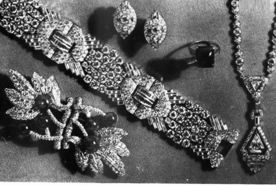 Beautiful floral and leaf design diamonds and emeralds necklace, pendant, clips, brooch, and ring. 1939
