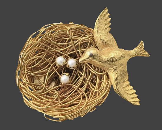 Bird on Nest gold plated faux pearls brooch