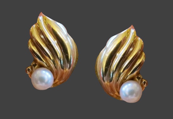 Cultured pearl gold earrings