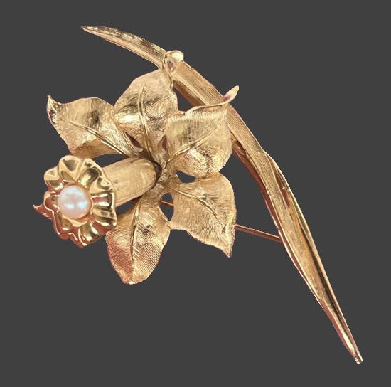 Daffodil Narcissus gold plated faux pearl brooch