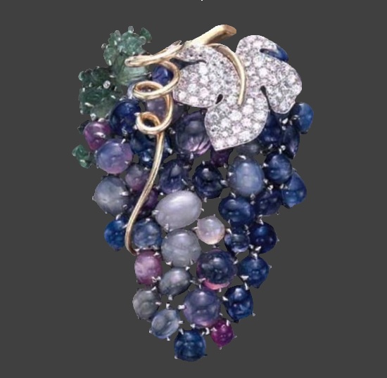 Diamond Award, Vineyard brooch of star rubies mounted in yellow gold, 1958