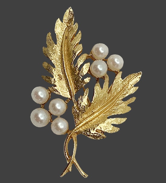 Double leaf gold tone faux pearl brooch pin