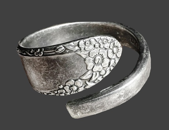 Floral pattern spoon wrap ring