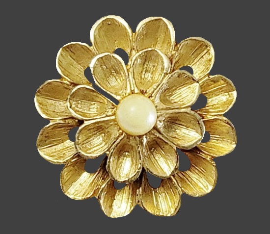 Flower gold tone faux pearl brooch pin