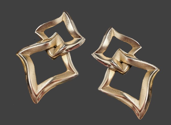 Geometric design gold tone earrings