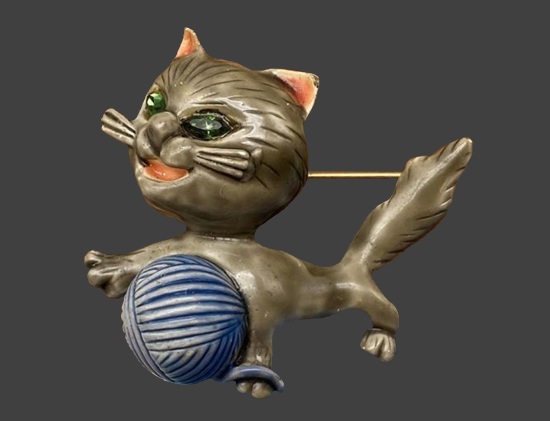 HAR cat playing with a ball of yarn enamel rhinestone brooch