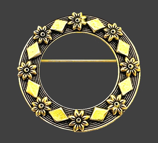 Round gold tone floral design brooch pin