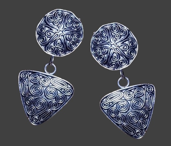 Silver tone geometric design dangle clip earrings