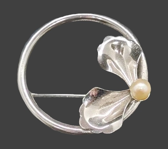 Sterling silver cultured pearl circle pin