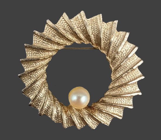 Textured gold tone faux pearl wreath brooch pin