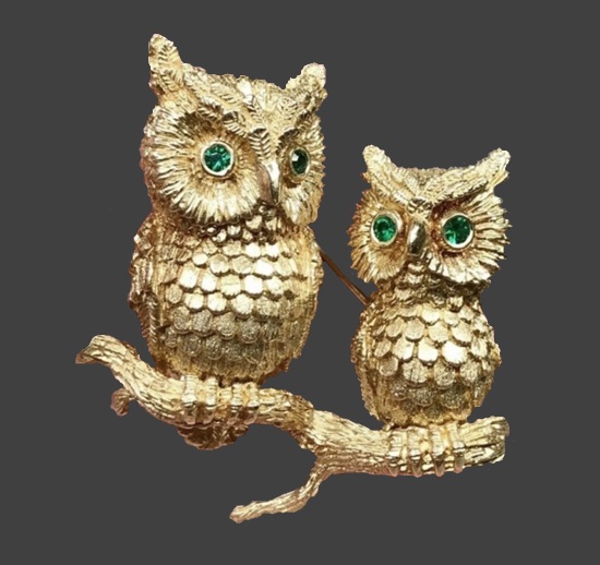 Two owls textured 18 K yellow gold, emerald eyes brooch